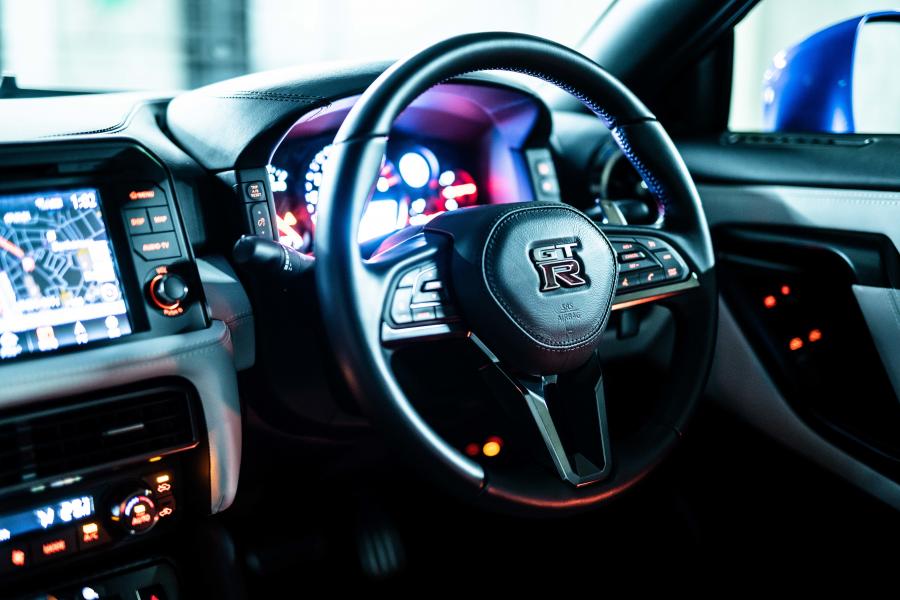 Панель приборов Nissan GT-R 50th Anniversary (R35) 2019 года  (JP) (фото 31 из 41)